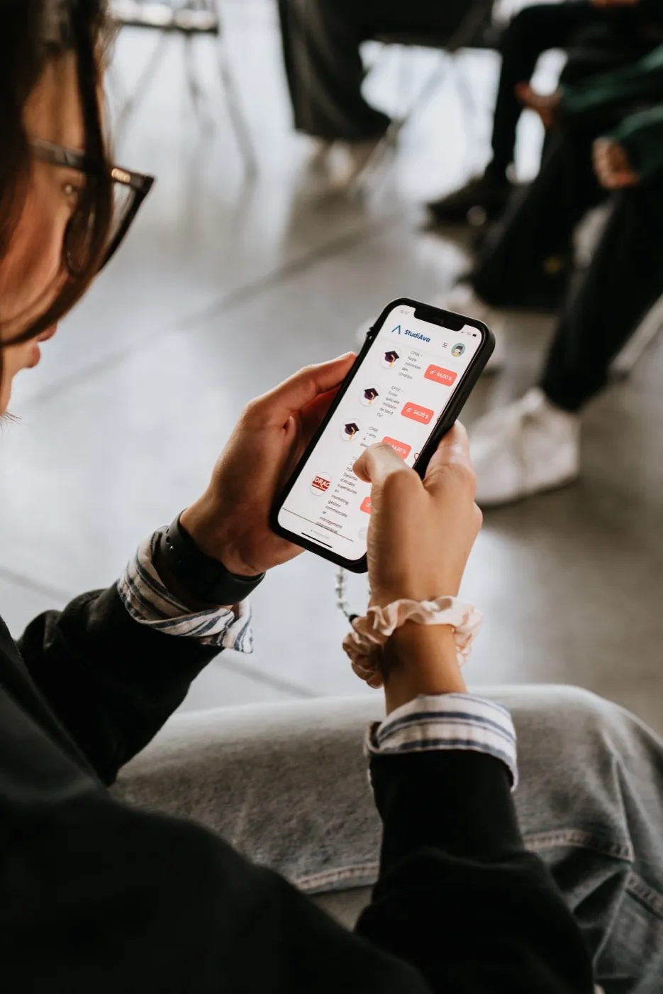 Une lycéenne fait défiler ses pistes FuturIA sur son téléphone.
