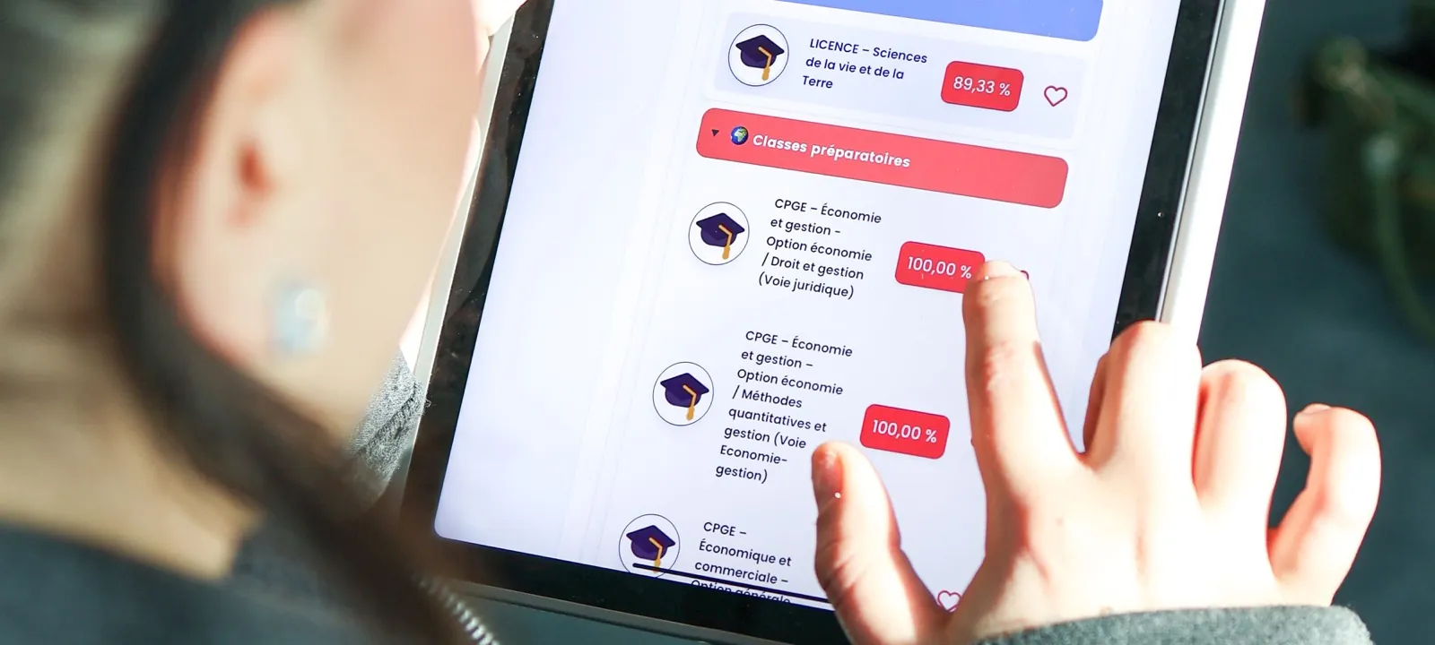 Une lycéenne consulte ses formations recommandées sur FuturIA, sur une tablette.
