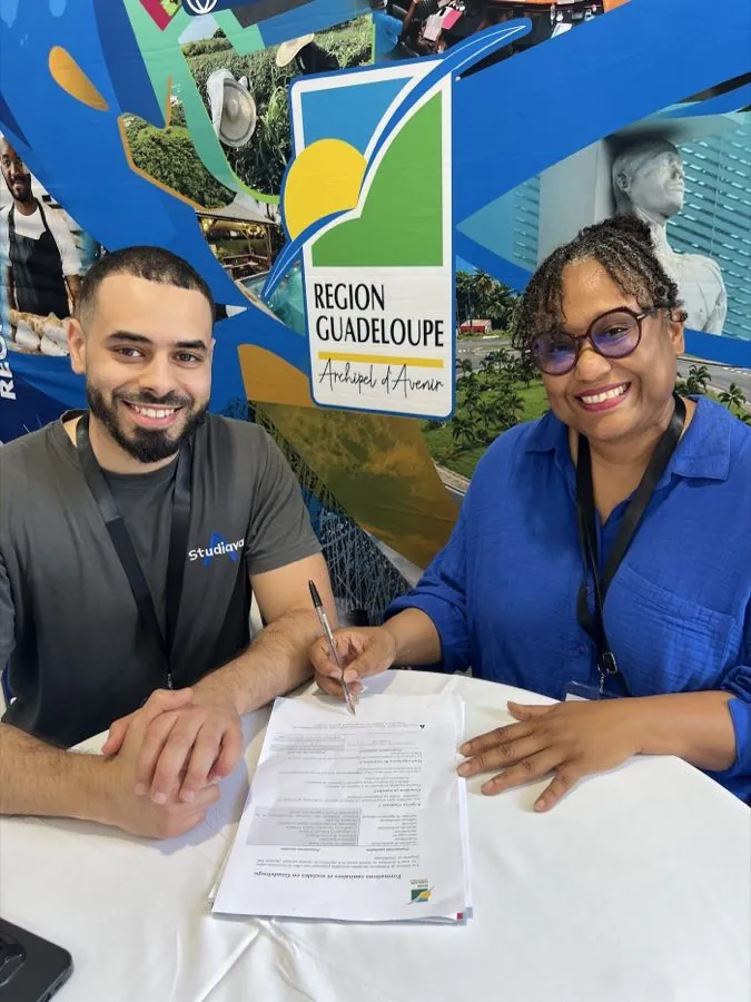 Deux membres de l'équipe StudiAva sur le stand de la Région Guadeloupe.