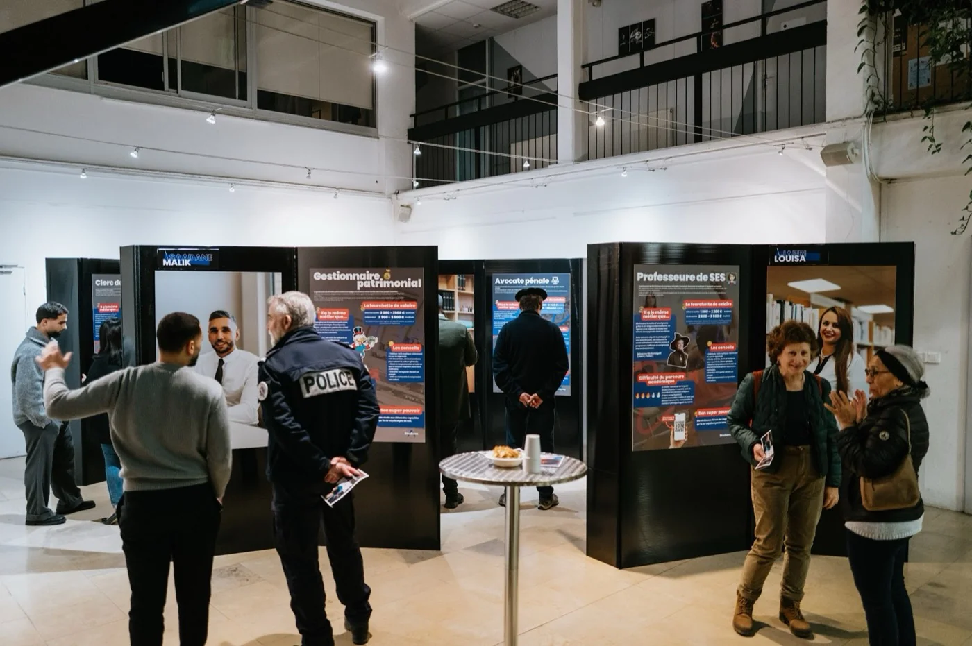 Des visiteurs parcourent le Parcours Imagine installé dans un grand hall.