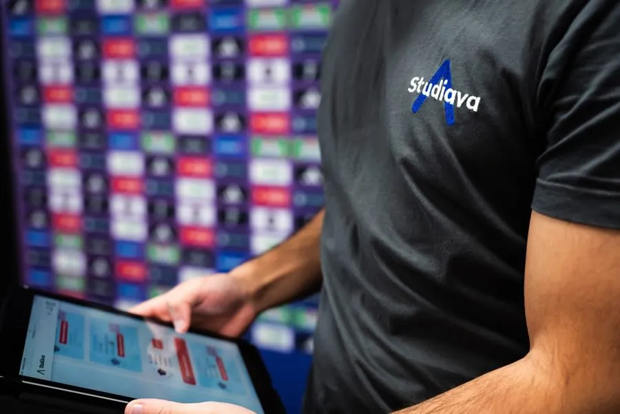 Un jeune teste FuturIA sur une tablette StudiAva pendant un grand événement.