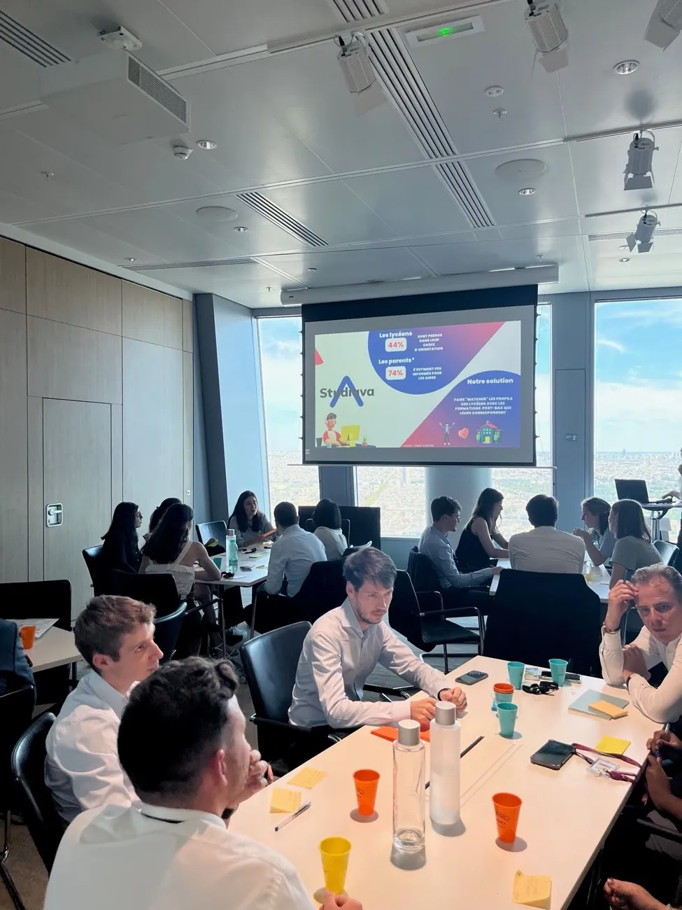 Un atelier métiers chez Deloitte : des collaborateurs échangent devant une présentation StudiAva.